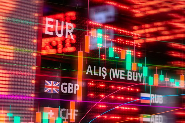 Comment la fluctuation des taux d'intérêt influence-t-elle le coût d'une hypothèque inversée?
