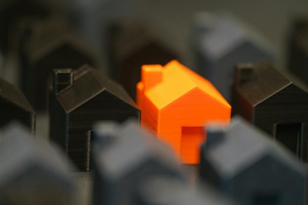 Comment gérer efficacement un investissement immobilier dans une ville avec une forte croissance économique ?